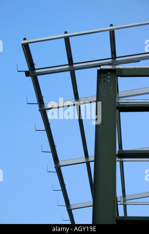 Telaio scheletrico di un parzialmente edificio costruito contro il cielo blu Foto Stock
