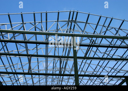 Telaio scheletrico di un parzialmente edificio costruito contro il cielo blu Foto Stock