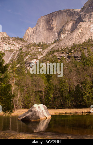 Half Dome Rock Parco Nazionale Yosemite Mirror Lake da soli isolati deserto di escape Foto Stock