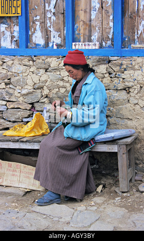 Le donne di etnia Sherpa del Nepal di lavorazione a maglia Foto Stock