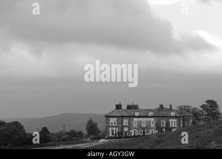 La vacca e vitello Hotel mostrato dalle rocce a Ilkley Foto Stock