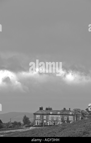 La vacca e vitello Hotel mostrato dalle rocce a Ilkley Foto Stock