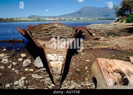 I resti arrugginiti del barquentino a tre alberi, Otago, si trovano nel fango del fiume Derwent vicino a Hobart in Tasmania. Ulteriori dettagli nelle informazioni aggiuntive. Foto Stock