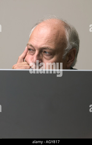 Invecchiamento Corporate executive recensioni informazioni sul computer portatile in edificio per uffici Foto Stock