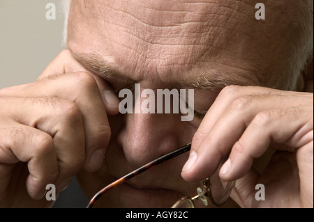 Invecchiamento Corporate executive recensioni informazioni sembra preoccupato interessati nella costruzione di ufficio Foto Stock