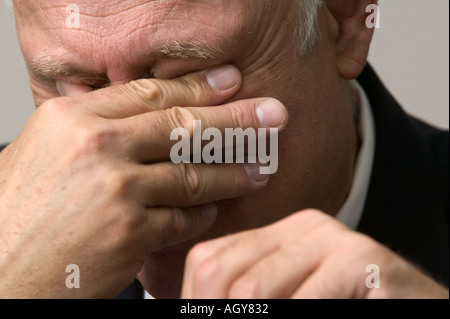 Invecchiamento Corporate executive recensioni informazioni sembra preoccupato interessati nella costruzione di ufficio Foto Stock