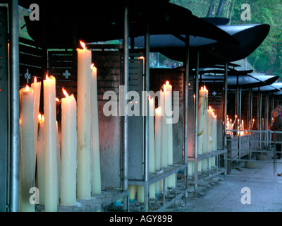 Candele di preghiera dei pellegrini a Lourdes Hautes Pyrénées Francia Foto Stock