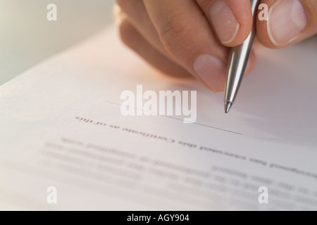 Persona leggendo la stampa fine Foto Stock