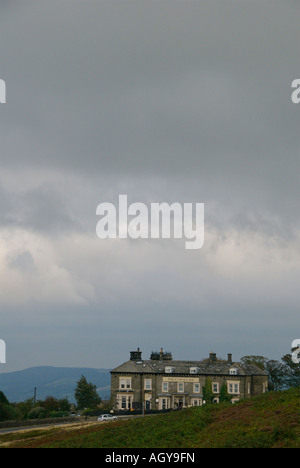 La vacca e vitello Hotel mostrato dalle rocce a Ilkley Foto Stock