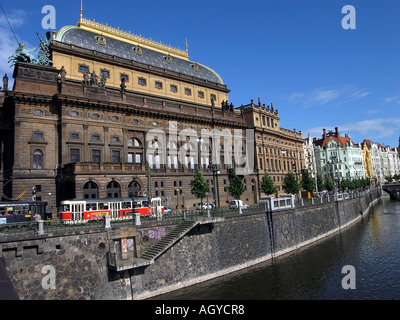 Teatro Nazionale sulla banchina di Masaryk Narodni Divadlo su Masarykovo Nabrezi Prague CZ Foto Stock