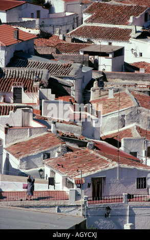 Una donna si blocca il lavaggio sul suo terrazzo nel villaggio di Alcudia de Monteagud nel cuore della Sierra de Filabres Almeria provi Foto Stock