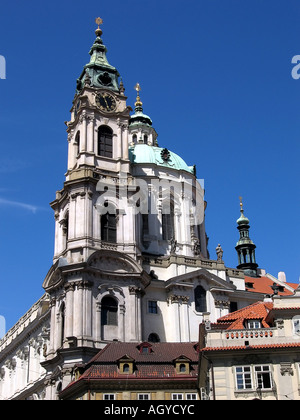 La chiesa di San Nicola sv Mikulas Kostel Mala Strana Prague CZ Foto Stock