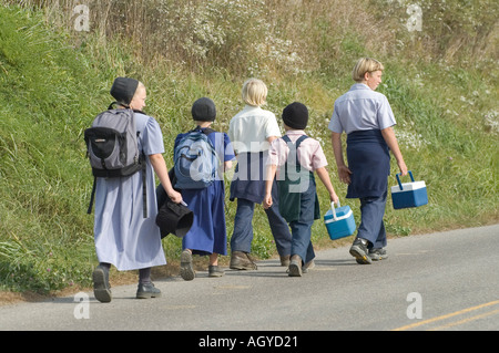 Vita Amish con bambini che camminano a Millersburg e Sugar Creek Holmes County Ohio Foto Stock