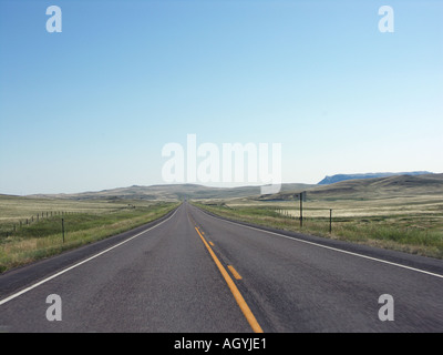 Strada nel centro di spazi aperti fuori West Foto Stock