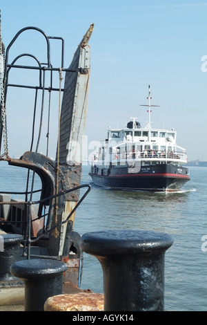 Mersey ferry Royal Iris approcci terminale Seacombe Wallasey Wirrel Merseyside Foto Stock