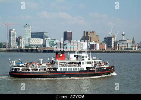Fiume Mersey Royal Iris ferry off Liverpool litorale skyline England Regno Unito Foto Stock