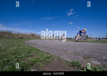 Vista del ciclo Eastway via un miglio di circuito nel sito di Stratford per Olympic 2012 Foto Stock