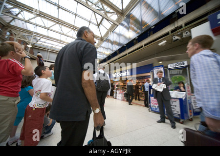 Pendolari fretta attraverso concourse alla Stazione Waterloo di Londra Foto Stock