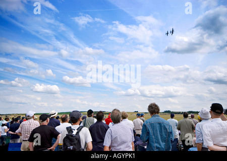 Gli spettatori a guardare il display in Flying Legends 2006 airshow Imperial War Museum Duxford cambridgeshire Inghilterra Foto Stock