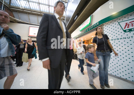 Pendolari fretta attraverso concourse alla Stazione Waterloo di Londra Foto Stock