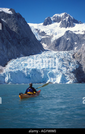 Kayaker guardando Northwestern Fjord il parco nazionale di Kenai Fjords centromeridionale Alaska Foto Stock