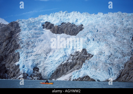 Kayaker guardando Northwestern Fjord il parco nazionale di Kenai Fjords centromeridionale Alaska Foto Stock