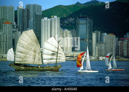 Junk e yacht nel porto Victoria di Hong Kong Foto Stock