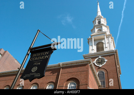 Boston Common segno con la Park Street Chiesa dietro, Boston, Massachusetts, STATI UNITI D'AMERICA Foto Stock