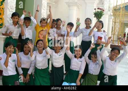 Eccitati,felice scolari birmano durante una gita alla Shwedagon pagoda in Yangon Rangoon MYANMAR Birmania indossano uniformi scolastiche Foto Stock