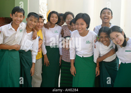 Felice scolari birmano durante una gita alla Shwedagon pagoda in Yangon Rangoon MYANMAR Birmania indossano uniformi scolastiche Foto Stock