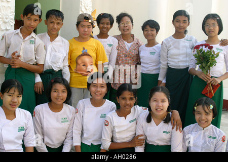 Felice scolari birmano durante una gita alla Shwedagon pagoda in Yangon Rangoon MYANMAR Birmania indossano uniformi scolastiche Foto Stock