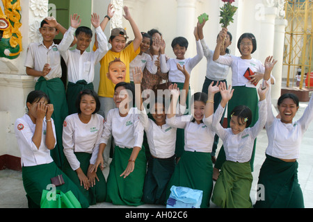 Gli scolari birmano durante una gita alla Shwedagon pagoda in Yangon Rangoon MYANMAR Birmania indossano uniformi scolastiche Foto Stock