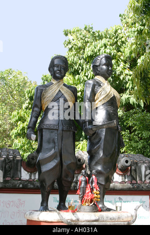 Statua di due sorelle eroici liberatori di Phuket dall invasione Burmese forze al nuovo Wat Phra Nang Sang Phuket complesse Foto Stock