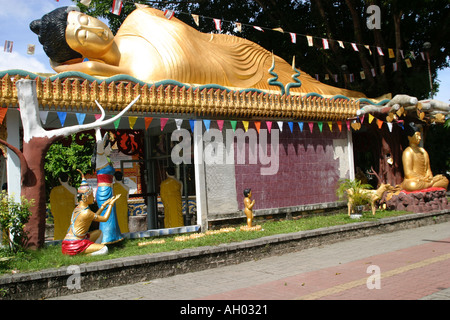 Incredibile Buddha sdraiato sul tetto del nuovo complesso Pagoda Wat Phra Nang Sang sull'Isola di Phuket ,Thailandia Foto Stock