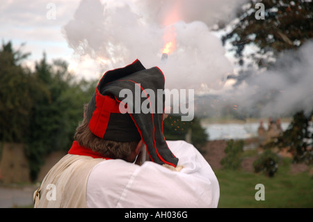 Età napoleonica rievocazione soldato moschetto di sparo Foto Stock