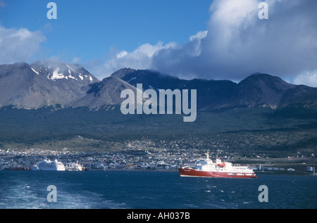 Città Usuhaia ,vista dal mare verso la città con le montagne delle Ande in background.Argentina. Foto Stock