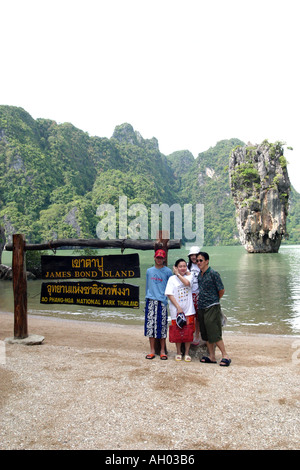 Isola di James Bond firmare con il turista che posano per una fotografia dell'isola Ko Khao Antonello Kan Foto Stock