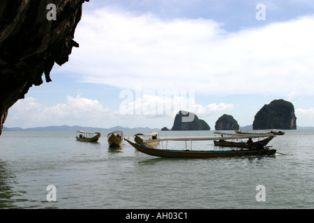 Battelli turistici che arrivano a James Bond Island Ko Khao Ping Kan torrioni di roccia in background Phuket Thailandia Foto Stock