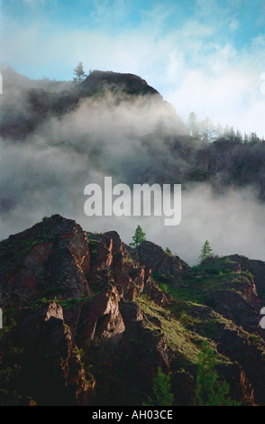 Nebbia di mattina onu il Northern Range Chuiya Altai Russia Foto Stock