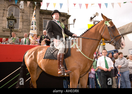 Tradizionale evento scozzese Langholm Equitazione comune Cornet riceve standard della città di fronte al municipio Scotland Regno Unito Foto Stock