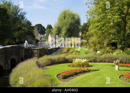 Il Fiume Coln che fluisce oltre il Bibury allevamento di trote nel villaggio Costwold di Bibury, Gloucestershire Foto Stock