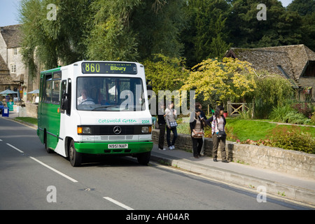 Il Cotswold Green bus che scende fuori i turisti al di fuori della Birbury Trout Farm nel villaggio Cotswold di Bibury, Gloucestershire Regno Unito Foto Stock