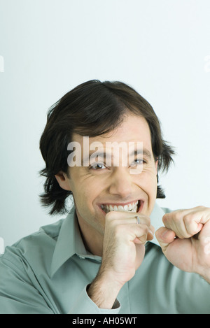 L'uomo in grado di contenere fino a suon di pugni e denti di aggraffaggio, ritratto Foto Stock