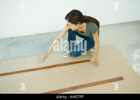 Donna stecche di colorazione del legno Foto Stock