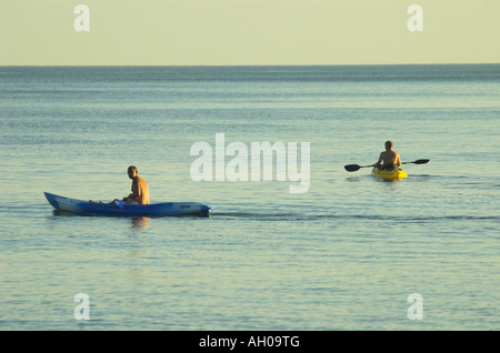 Due canooist in kayak paddle in mare nel sole di setting Foto Stock