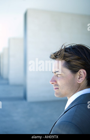 Giovane imprenditore che guarda lontano, Profilo testa e spalle, ritratto Foto Stock