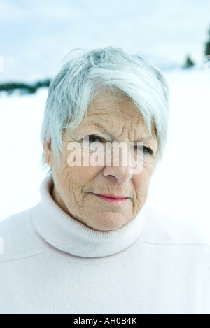 Senior donna nel paesaggio innevato, ritratto Foto Stock