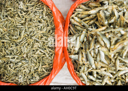 Bocce di pesci secchi, ad alto angolo di visione Foto Stock