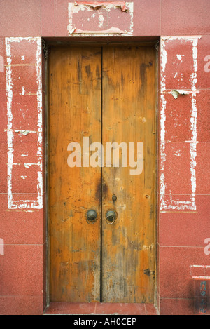 Porta, delinea intorno a porta di banner ormai andati Foto Stock