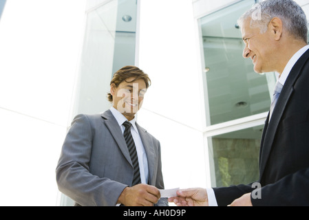 Uomini d'affari lo scambio di business card Foto Stock